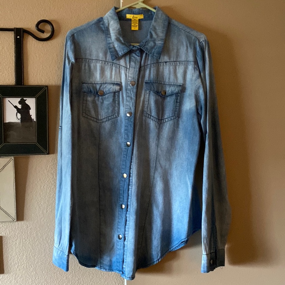 This is a nicely tapered shirt looks good with jeans